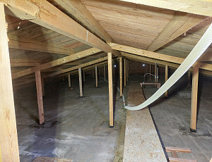 Zateplení stropu budovy základní školy pomocí foukané izolace